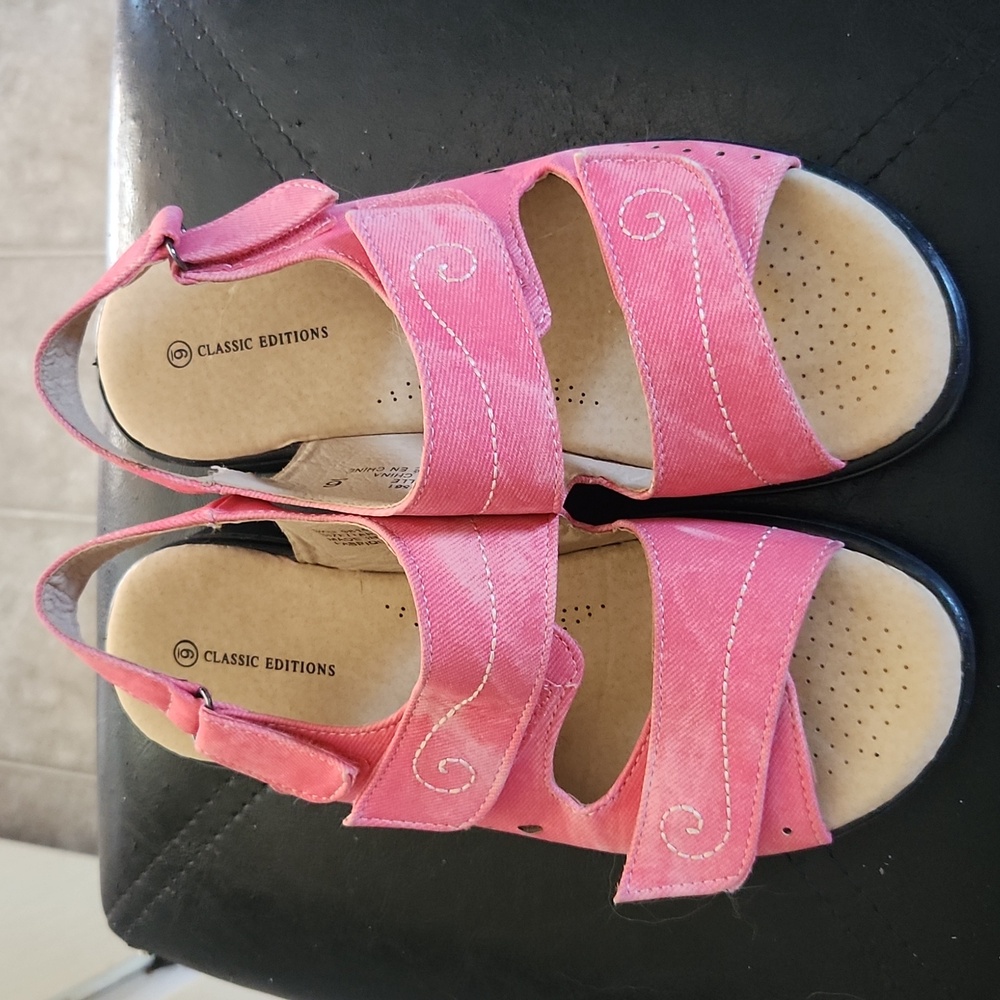 NWOT  sandals